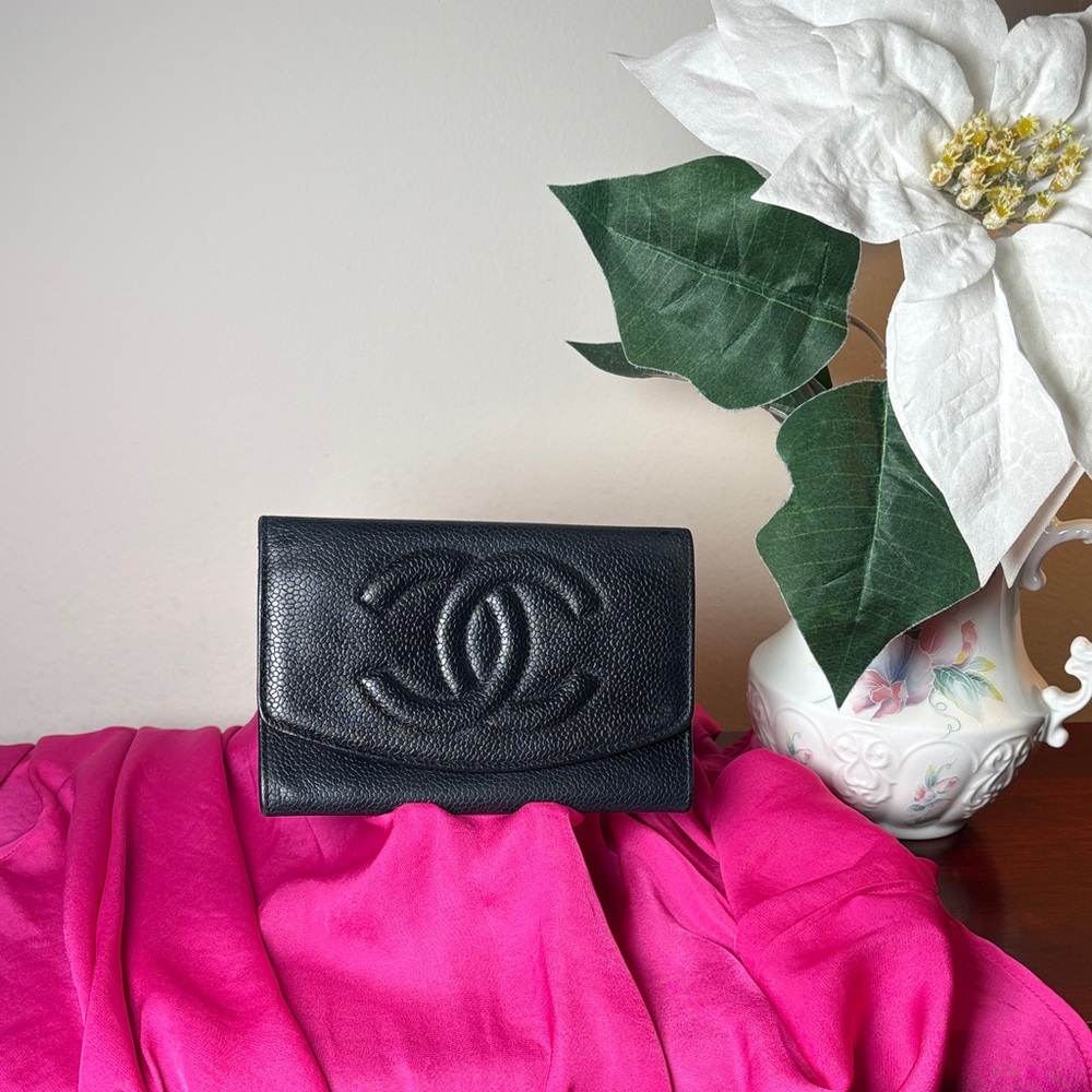 CHANEL Black Leather Caviar  Wallet EUC